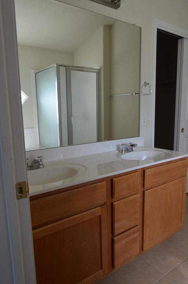 Building Photo - 3 bedroom, 2 bath house