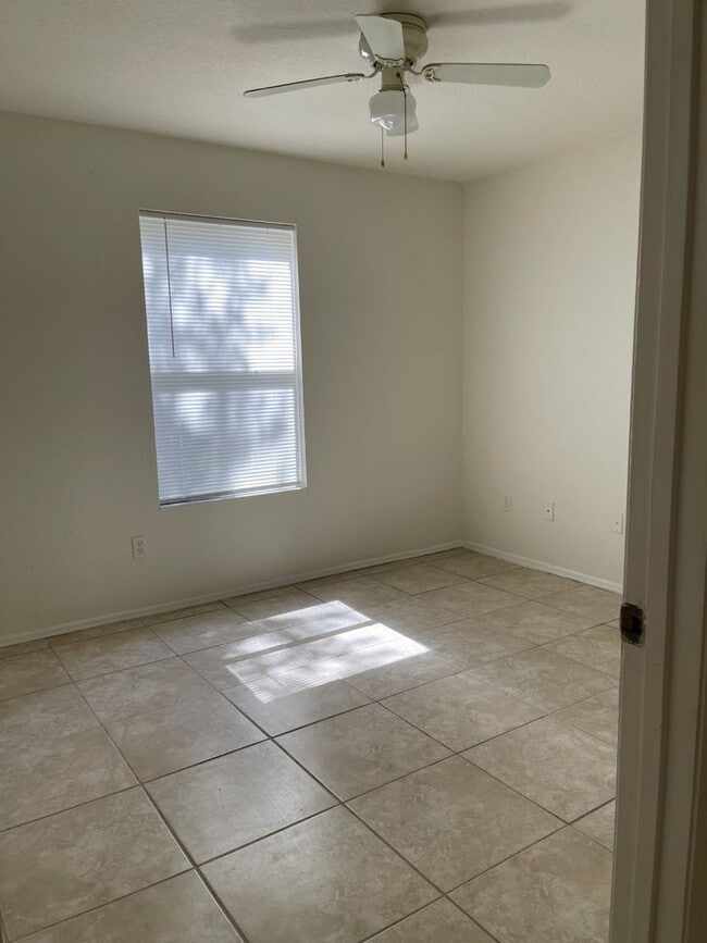 Building Photo - Beautiful 1st floor, 3 bedroom/2 bath cond...