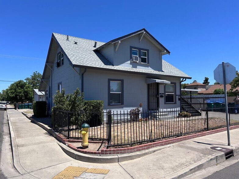 Building Photo - 301 Maple St
