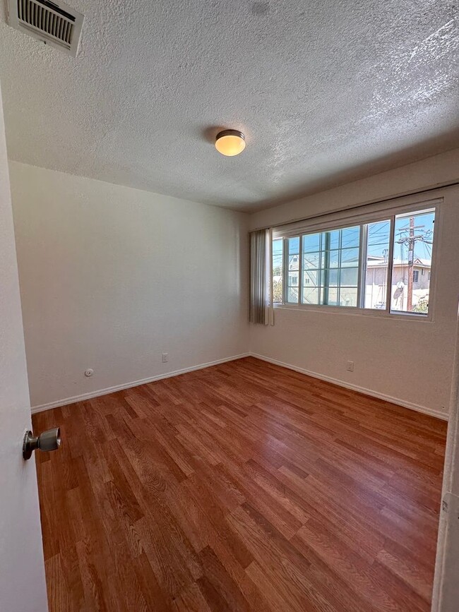 Building Photo - 3 Bedroom 1 Bath (Upstairs) with Laundry H...