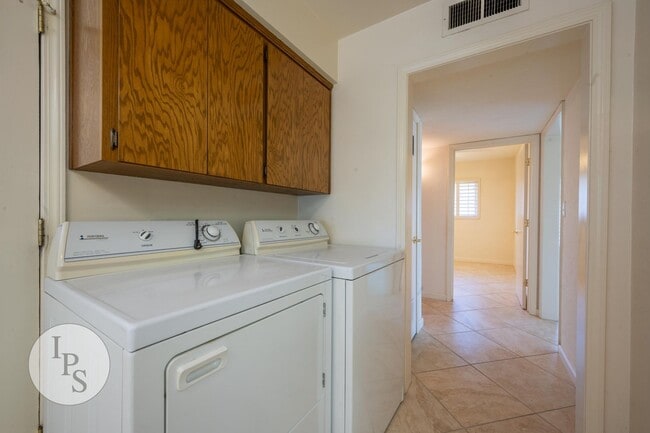 Building Photo - Fresno South East Home, 3BR/1BA, Built 195...
