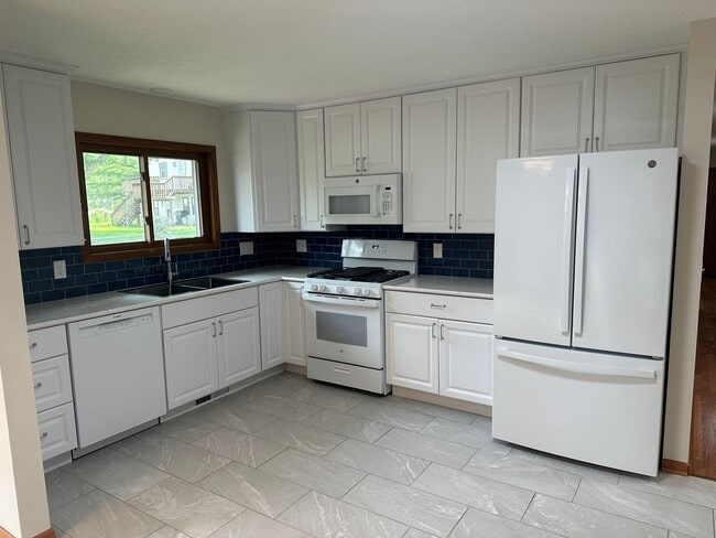 Building Photo - Beautifully Remodeled 4 Bedroom