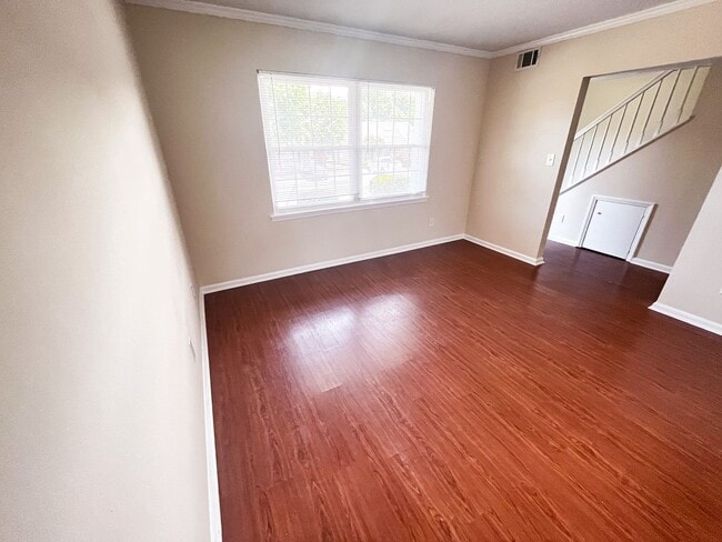 Building Photo - Adorable 2 bedroom, 2 1/2 bathroom townhom...