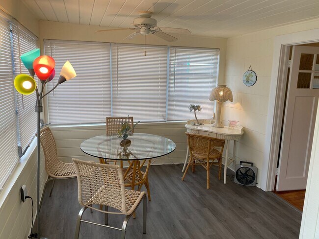 Building Photo - Nokomis Beachy Bungalow (Off Season)