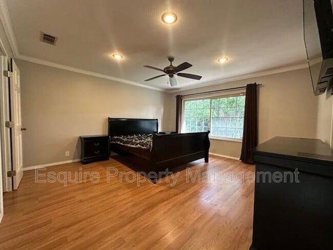 Building Photo - 1038 Green Lawn Ave