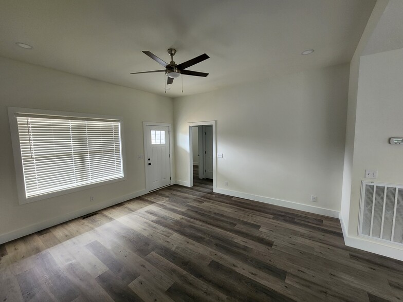 living room - 710 Miriah Dr