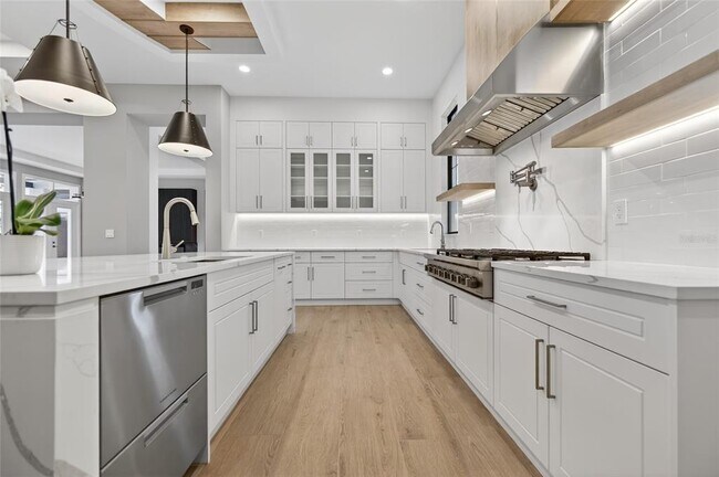 Building Photo - 16130 Pendio Dr