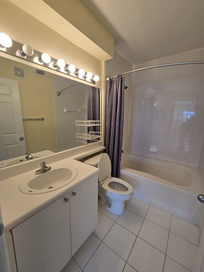 Building Photo - RESORT STYLE, BEAUTIFUL 2 BEDROOM AND 2 BATHROOMS ON THE TOP FLOOR