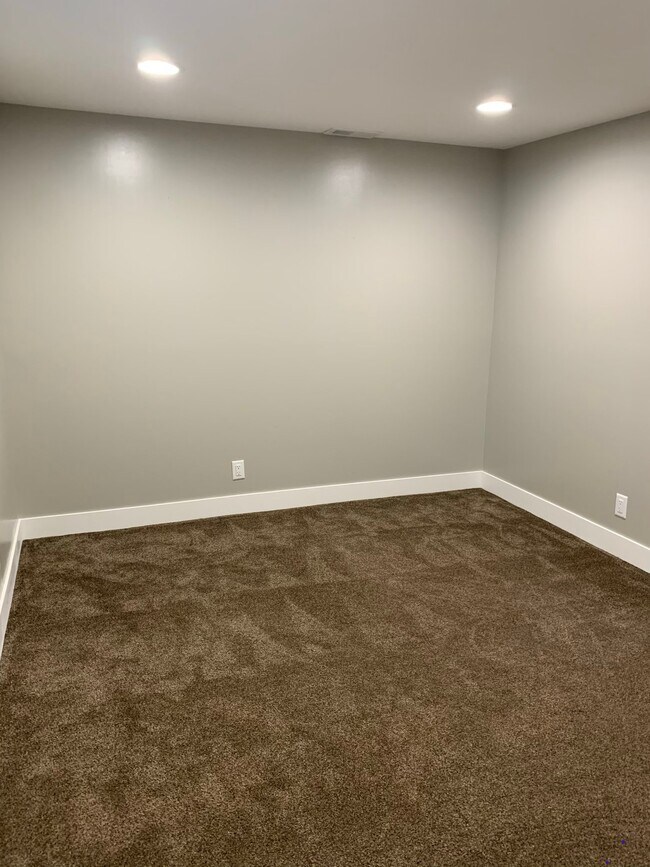 Building Photo - 8740 S Spartan Dr