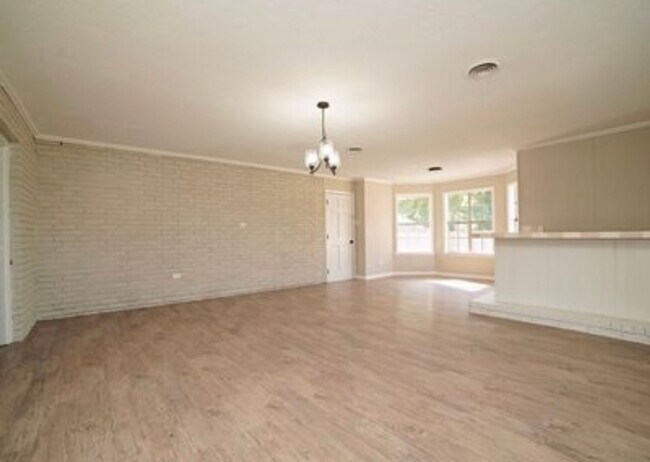 Building Photo - Move In Ready with Fenced Yard!