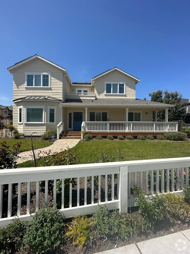 Building Photo - Beautiful spacious home, across from a sma...