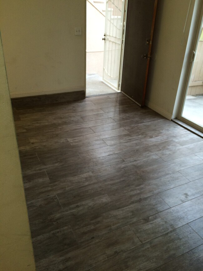 Building Photo - 4015 Crest Dr