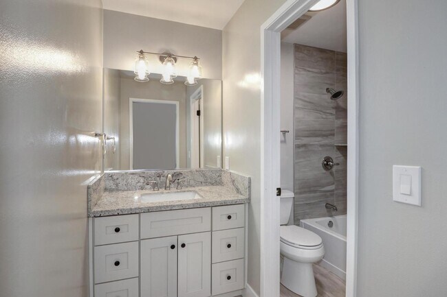 Building Photo - Fall Rental Available 9/4 – Stylish, Upgraded Duplex Near Covell Park