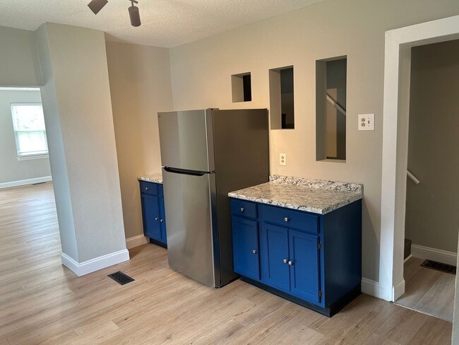 Building Photo - Large Home in Lindenwood Park