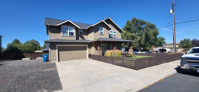 Building Photo - 4 Bed 2.5 Bath - NW Redmond