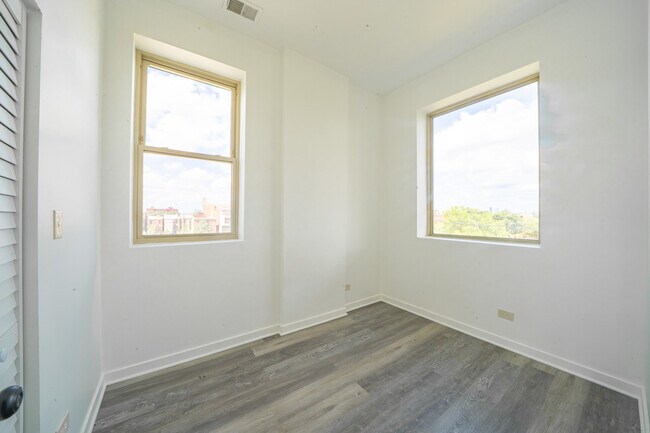 Building Photo - 317 S Homan Ave