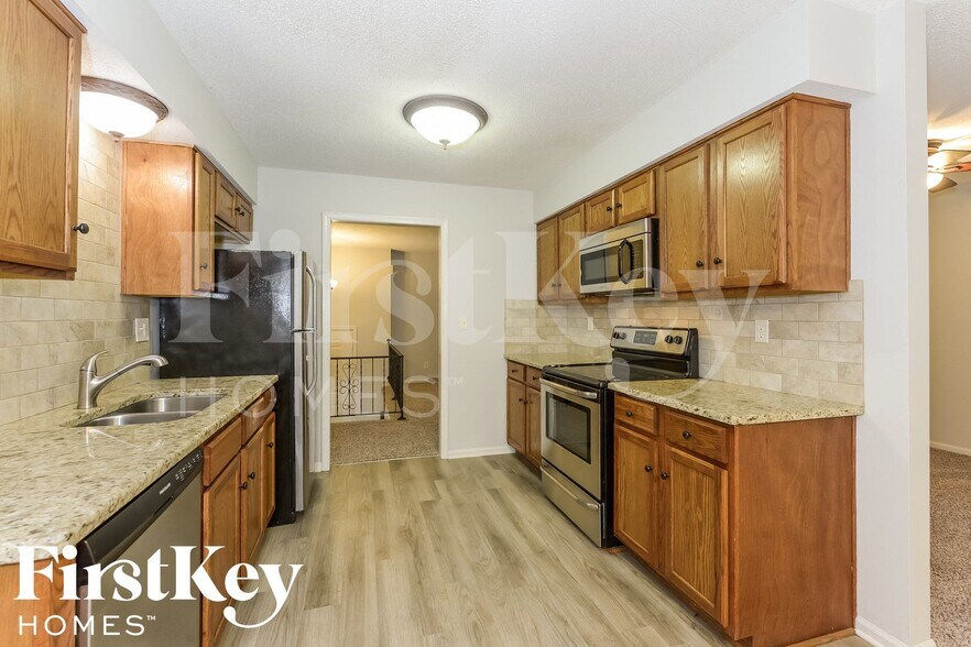 Building Photo - 5905 NW Whispering Oaks Ln