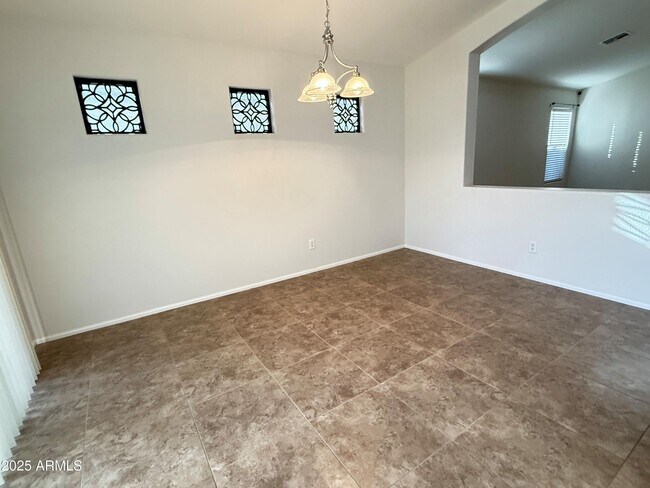 Building Photo - 605 E Nancy Ave