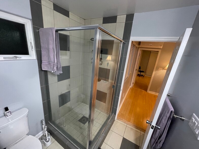 Bathroom B - 4844 Daisy St