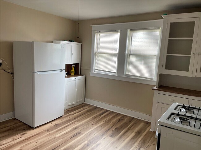 Building Photo - 14 Merrill St