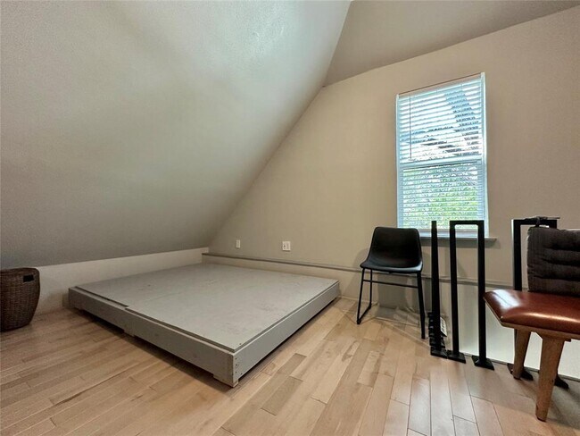 Building Photo - 914 E 39th St