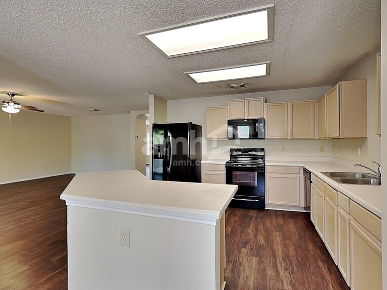 Building Photo - 438 Terra Cotta