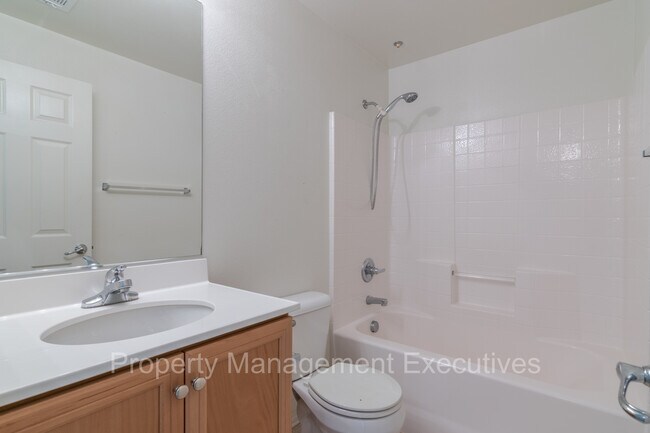 Building Photo - Newer 2 Bedroom, 2 Bath Townhouse with Garage