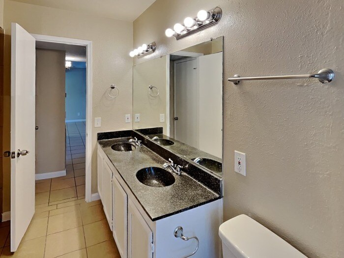 Building Photo - 1386 Southridge Dr