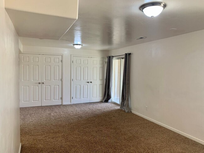Building Photo - Riverton Townhome with Large Floorplan