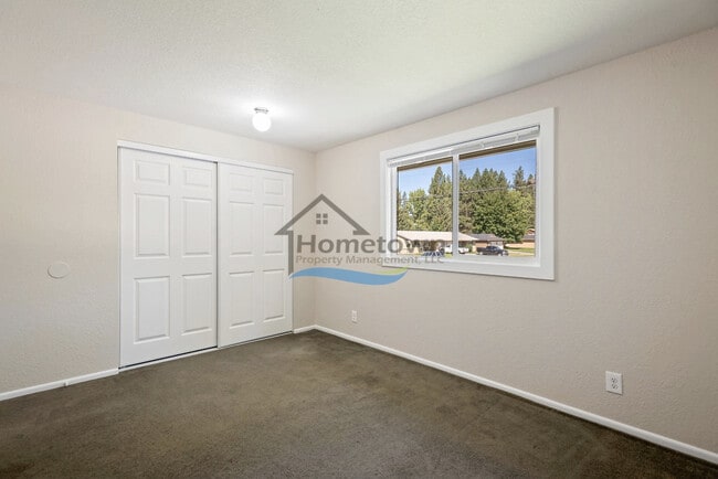 Building Photo - 3 Bedroom 2 Bath home with unique charm right off of 15th in Coeur d'Alene!