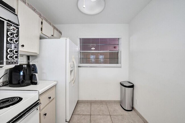 Building Photo - 1911 Sabal Palm Dr