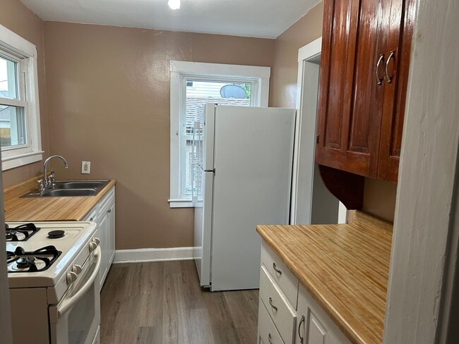 Building Photo - Charming Home in Heart of Rock Island