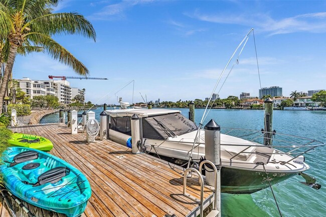 Building Photo - 9901 E Bay Harbor Dr
