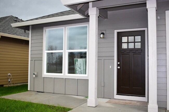 Building Photo - 2 Bedroom 2 Bathroom Duplex in a New Great...