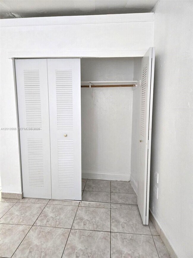 Building Photo - 4610 SW 40th St