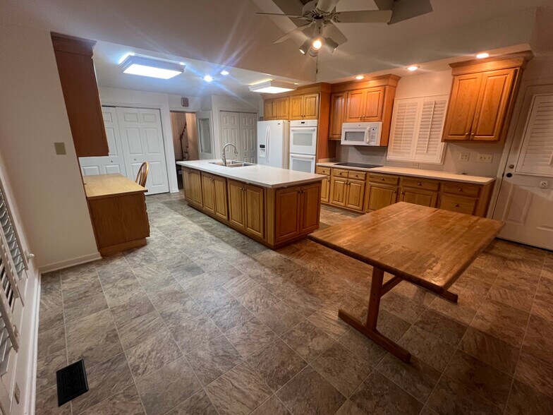 Building Photo - 9201 Woodlake Dr