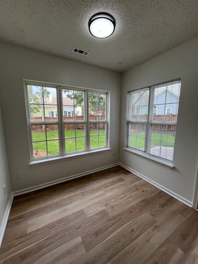 Building Photo - Discover this well-maintained 3-bedroom, 2-bath home in Carriage Hills