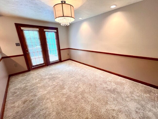 Building Photo - 1256 Queens Dr