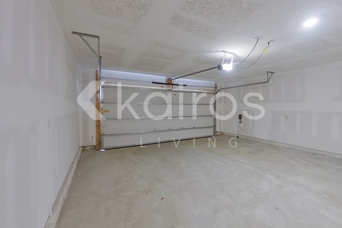 Building Photo - 381 Monarch Ln