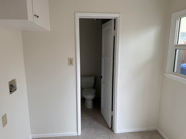 washer/Dryer hookup - 6820 N Figueroa St