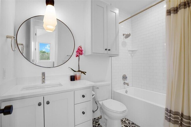 Building Photo - 4020 Valley View Rd