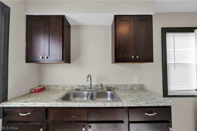 Building Photo - 15705 Maplewood Ave