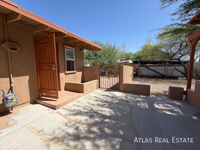 Building Photo - 1932 S Campbell Ave