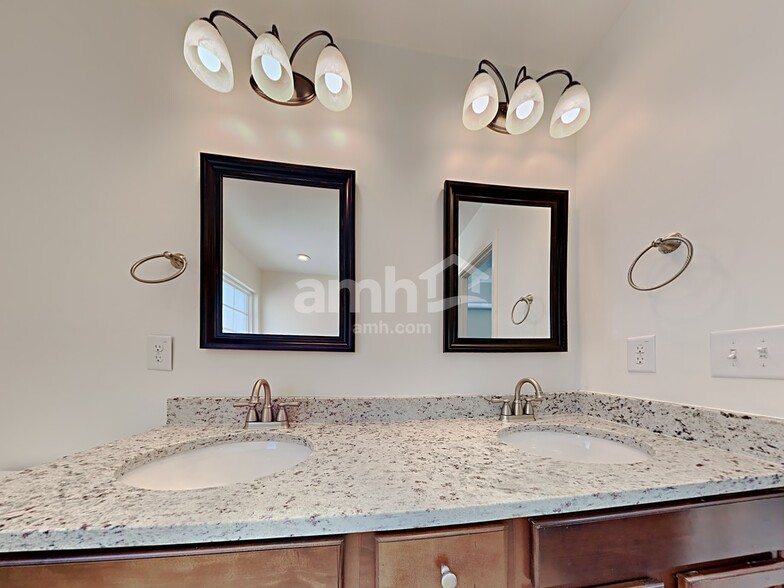 Building Photo - 140 Longford Dr