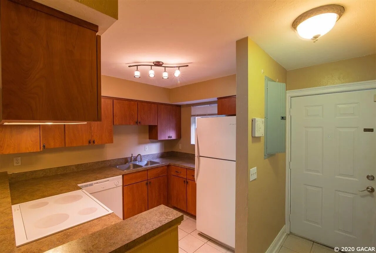 Kitchen area - 4411 SW 34th St