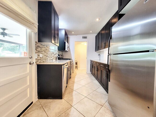 Building Photo - Inviting 3BD/1BA Home with Large Yard and ...