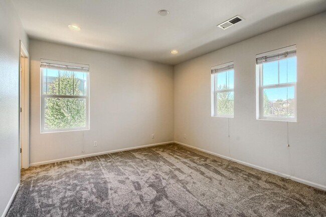 Building Photo - 3 Bed 2.5 Bath End Unit Home with FENCED Y...