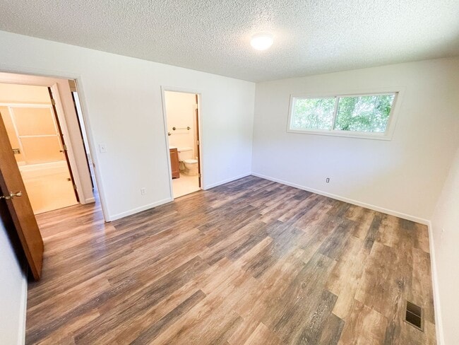 Building Photo - 3 Bedroom, 2 Bath