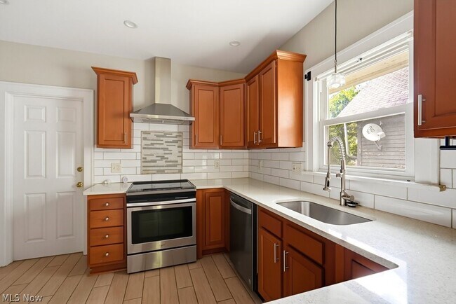 Building Photo - 3423 Beechwood Ave