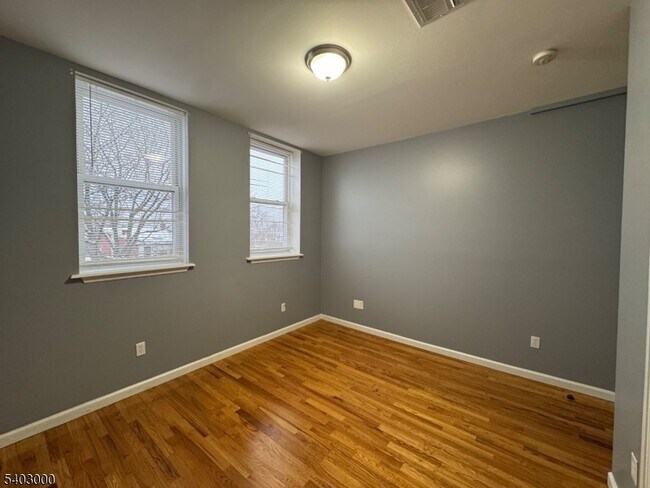 Building Photo - 610 Devon St